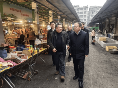 夹江县委常委、副县长陈虎开展除夕节前食物平